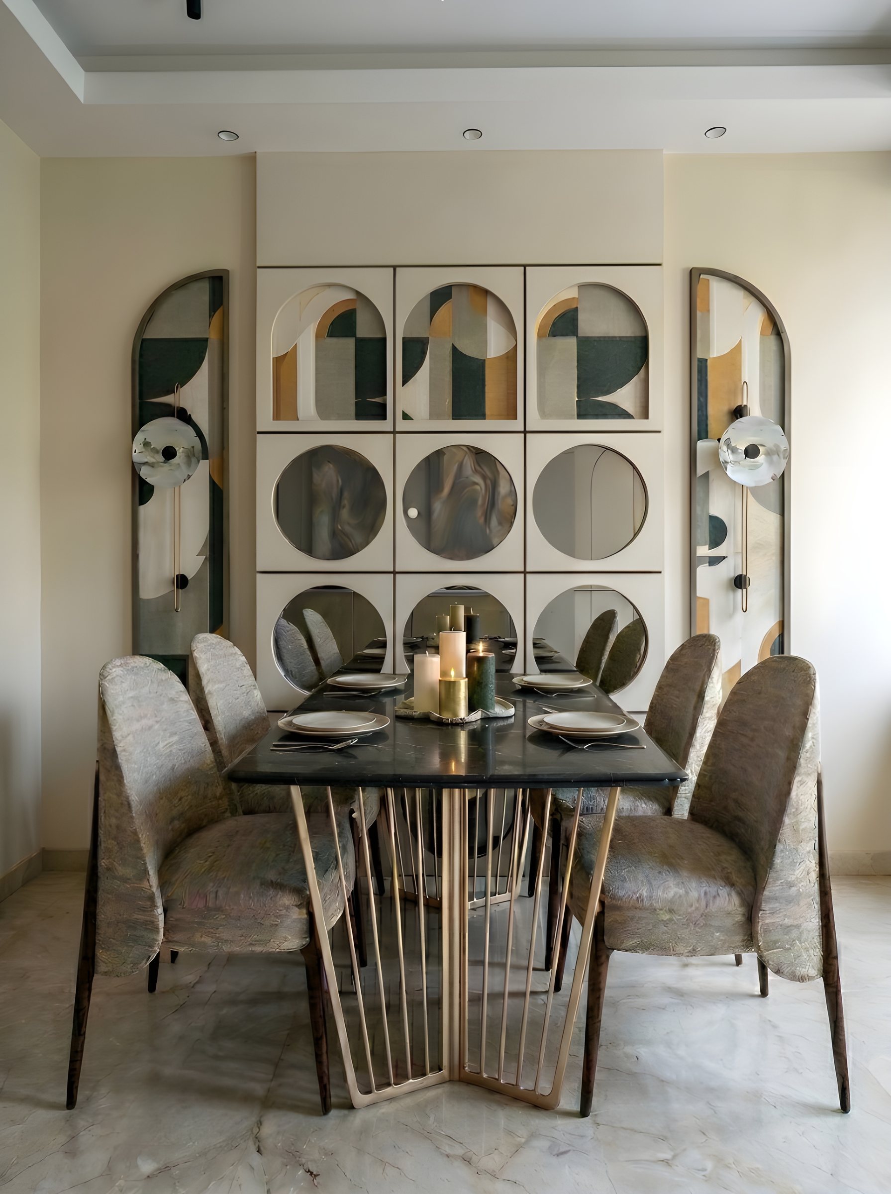 Dining room by Ranzospace Mumbai with a round mirror feature wall
